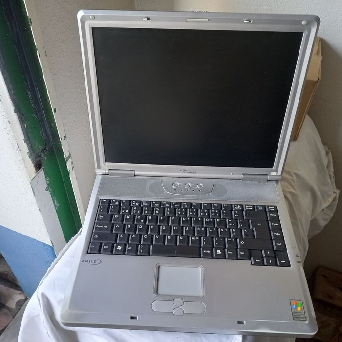 Vendo computador portátil muito antigo.