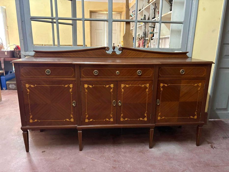 Conjunto de aparadores e vitrine D. Maria