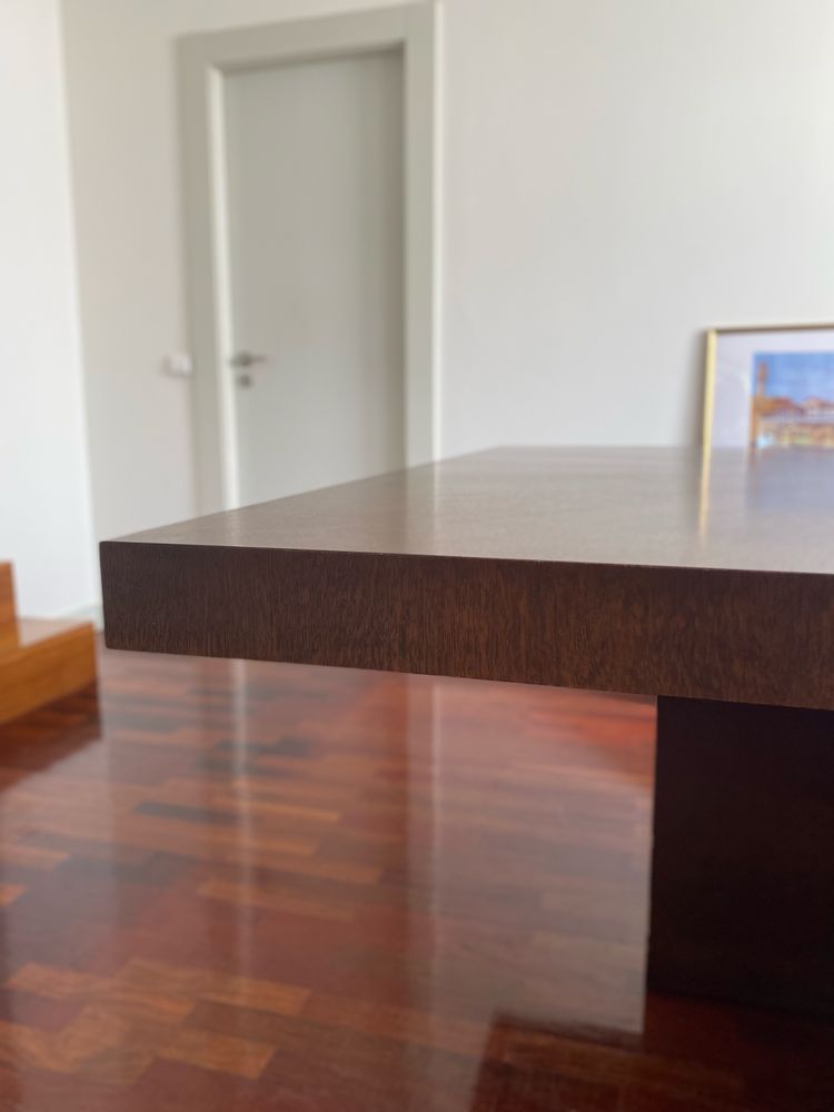 Mesa em madeira maciça