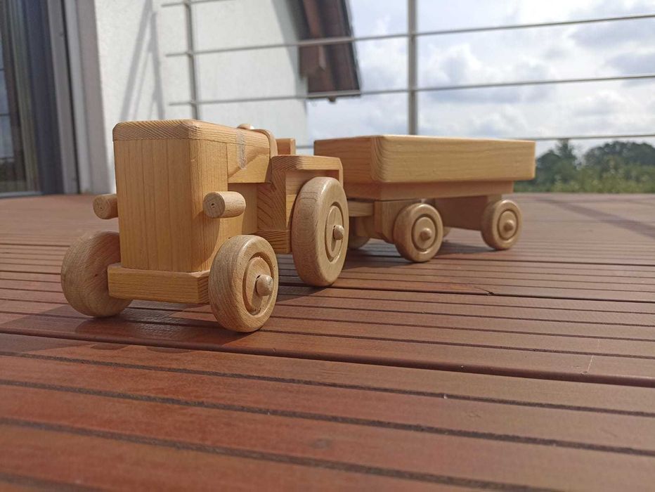 Drewniany traktor dla dziecka