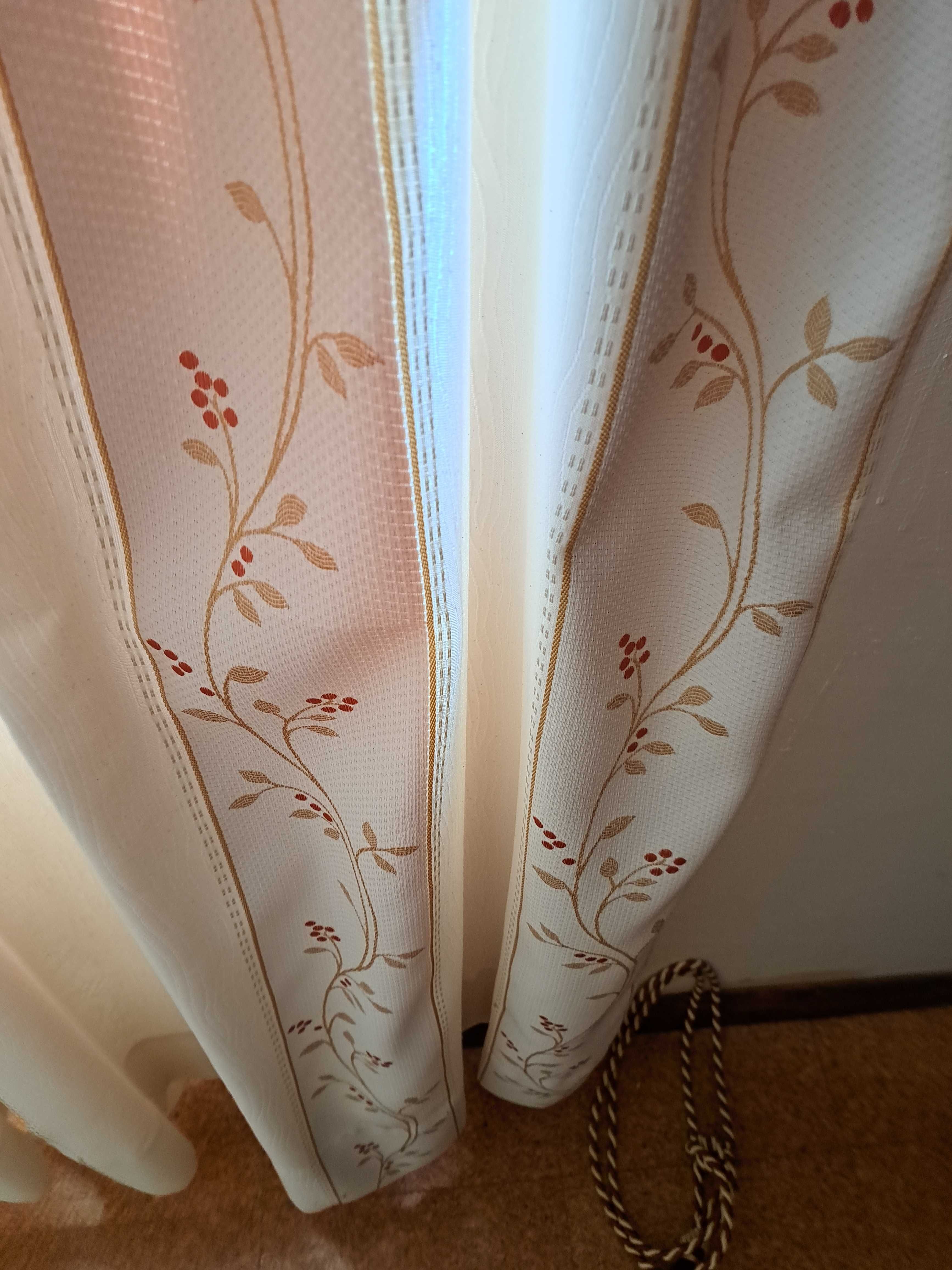 cortinados bege e cor avermelhada Hoje ou nunca