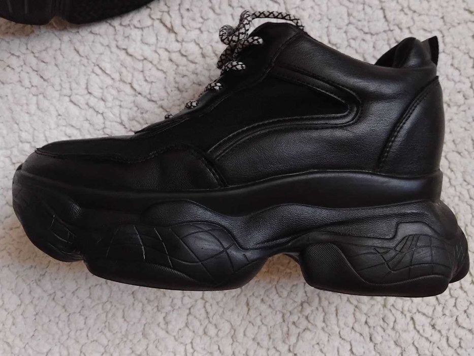 Продам жіночі кросівки 38 роз