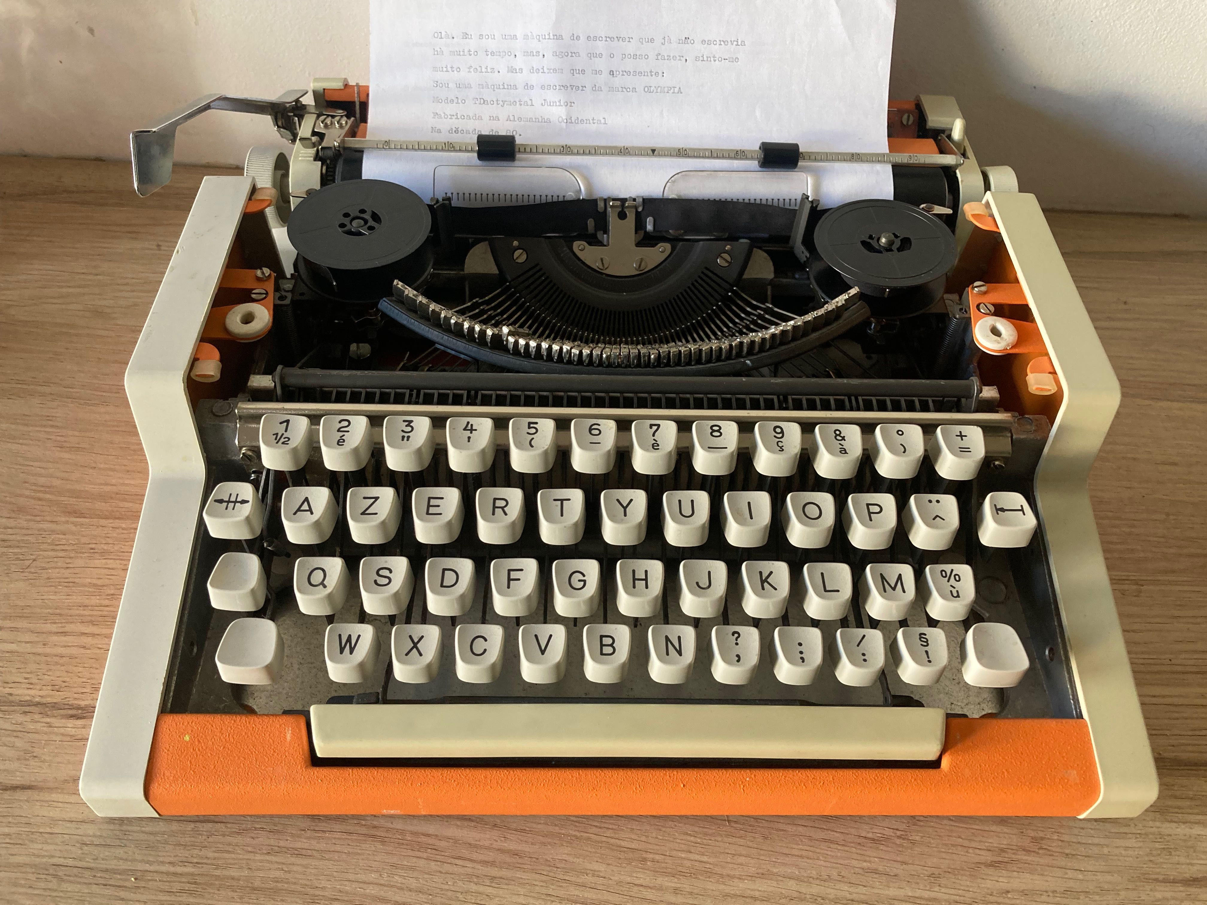 Máquina de escrever  ***  AEG Olympia