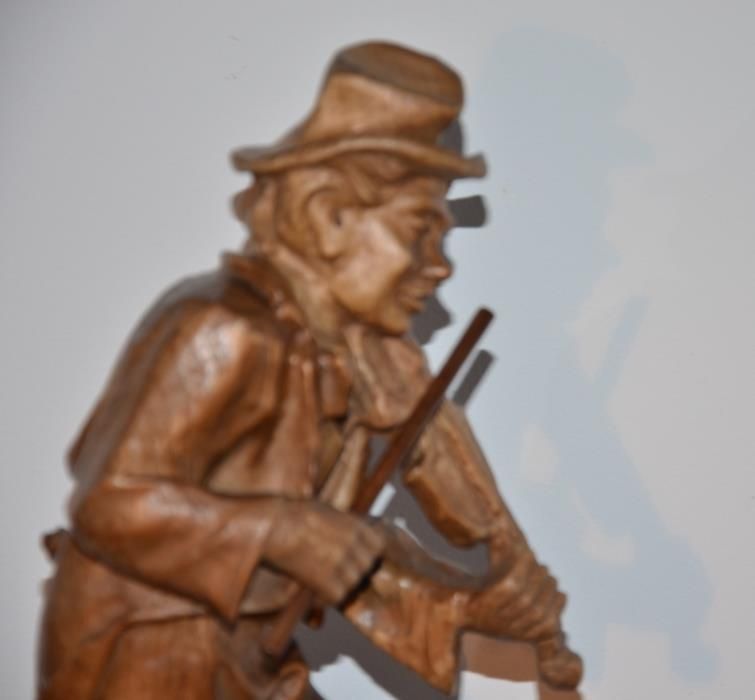 Estatueta esculpida em Madeira Maciça – Músico Violinista