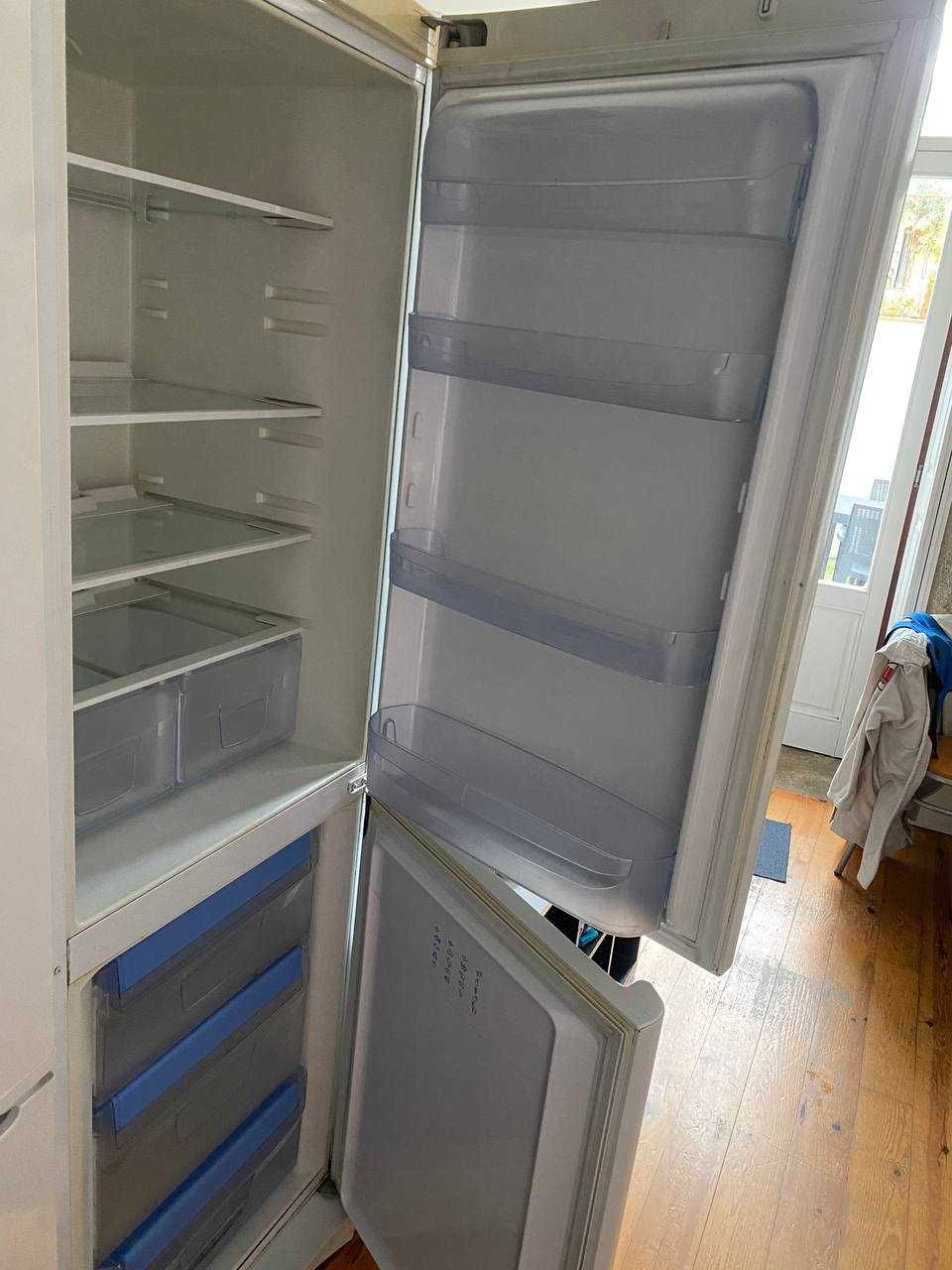 Frigorífico INDESIT (total no frost) Branco