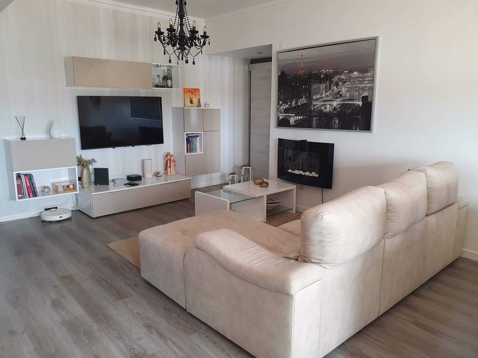 Vendo sofá com chaise longue em tons bege em excelente estado + tapete