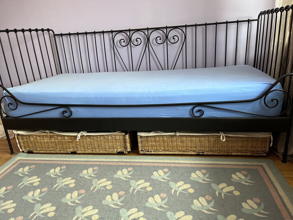 Łóżko metalowe z materacem plus wiklinowe skrzynie