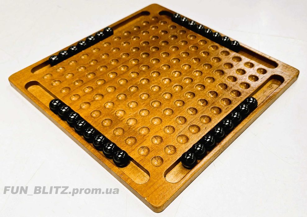 Настільна гра з дерева вкрите лаком з 32 магнітами "Магнітний бій"