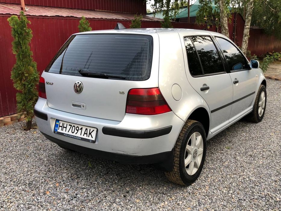 Volkswagen Golf 2000г 1.6 бенз.