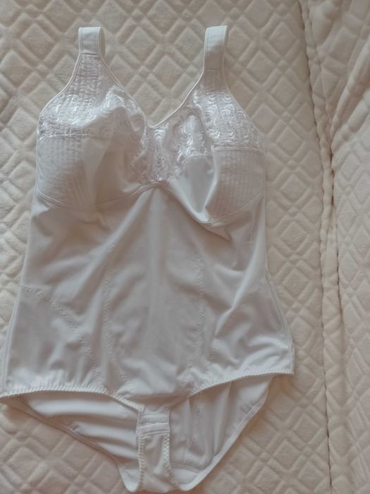 (44/XXL)(100B) Ekskluzywne, białe, haftowane Body modelujące z Londynu