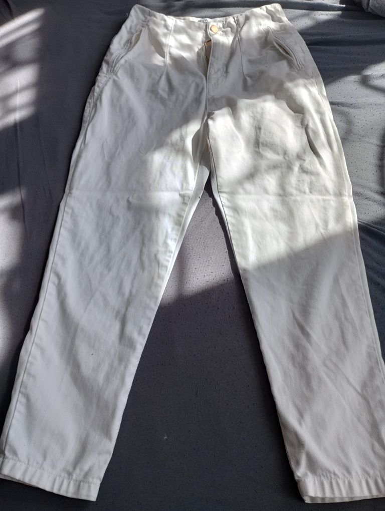Białe spodnie z podwyższonym stanem