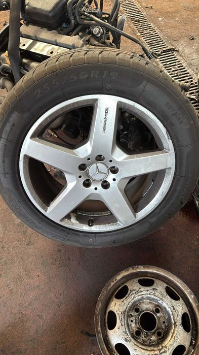 Jantes Mercedes com Pneus – Excelente Estado!