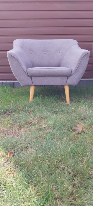 Zestaw mebli na nóżkach kanapa, fotel, stolik