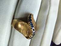 Pierścionek złoty próba 750, kamienie kolor szafirów (?) 18 mm ok 6 g