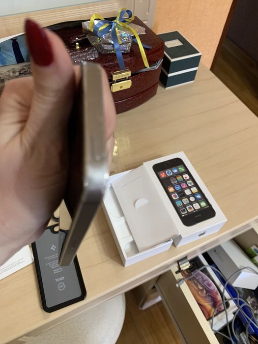 Продам IPhone 5s Spase gray кольору 16 гб