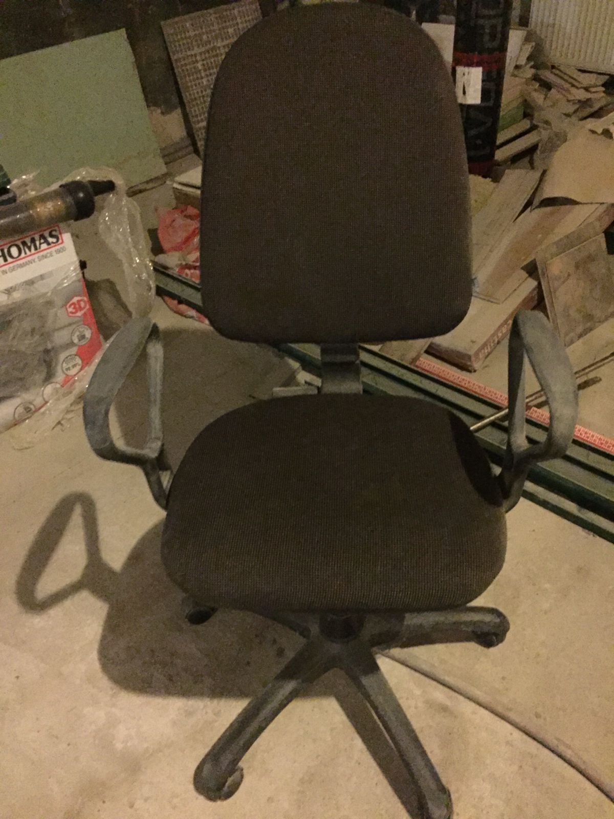 Кресло офисное, без механических повреждений.