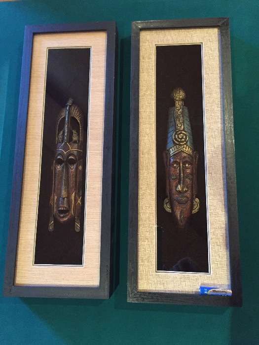 Esculturas com moldura em madeira