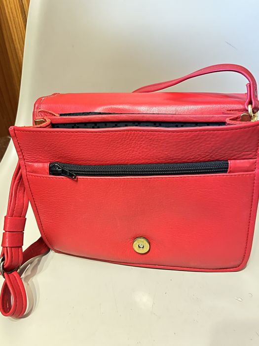 Czerwona skórzana listonoszka .