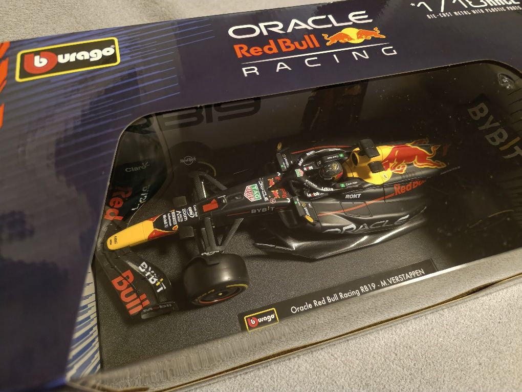 Red Bull bolid F1 RB19 Max Verstappen nr1. Golden Helmet