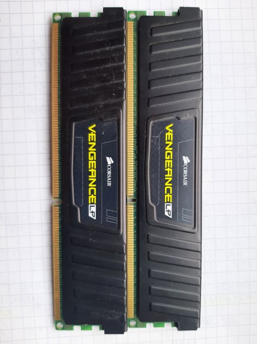Оперативна пам'ять DDR3 на 4гб.