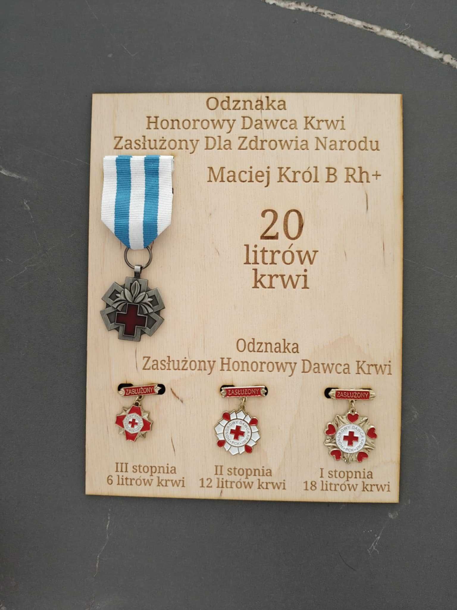 Personalizowany ekspozytor odznak HDK Honorowy Dawca Krwi ZDZN