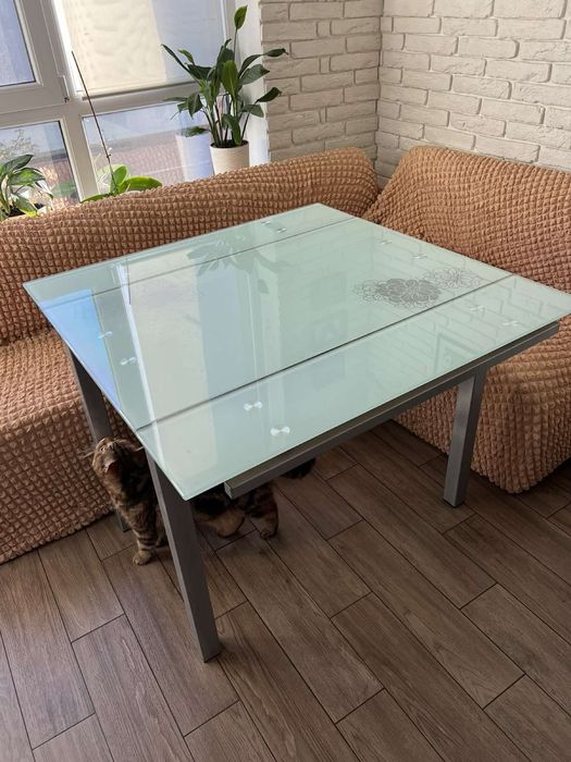 Кухонний скляний стіл.