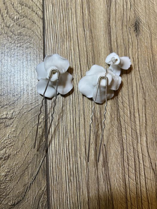 Białe ceramiczne kwiaty ślubne do włosów