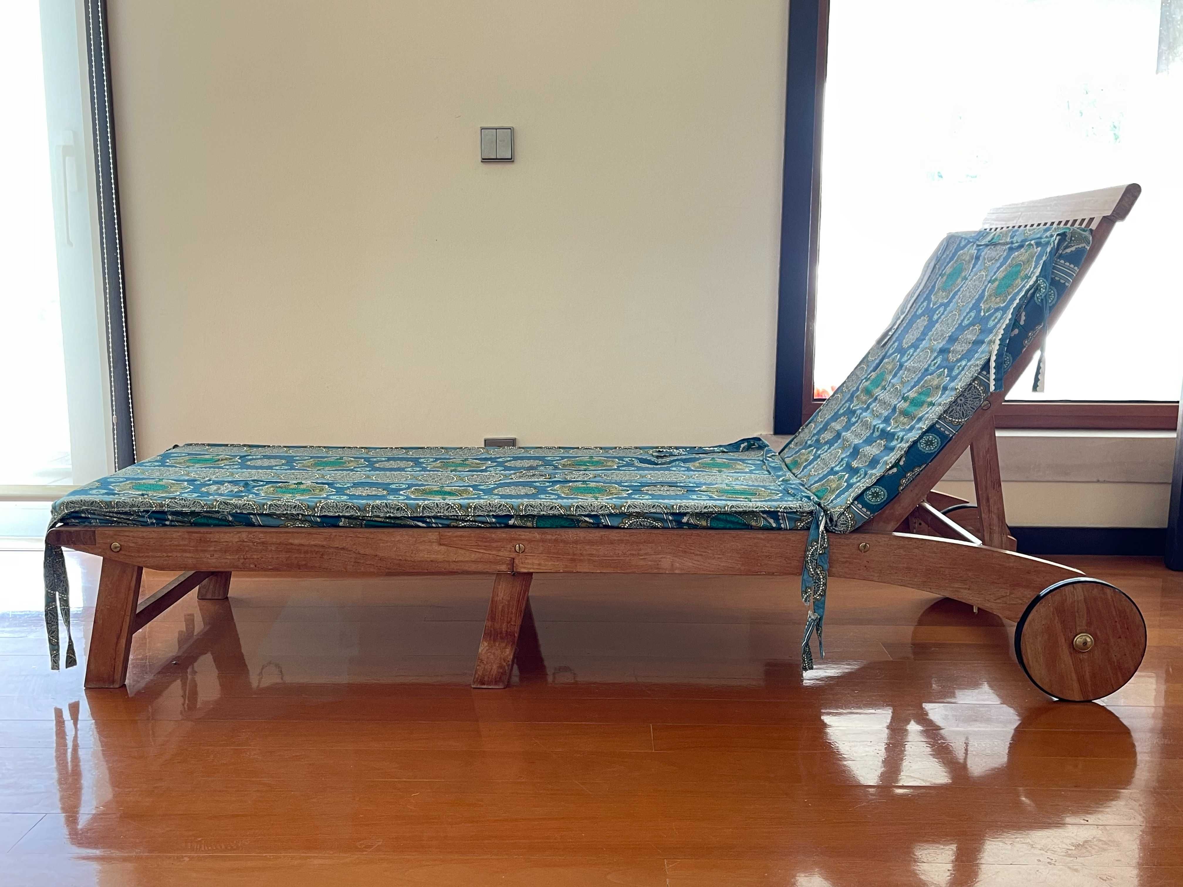 Espreguiçadeira em Teka Maciça com Rodas – Jardim/Piscina