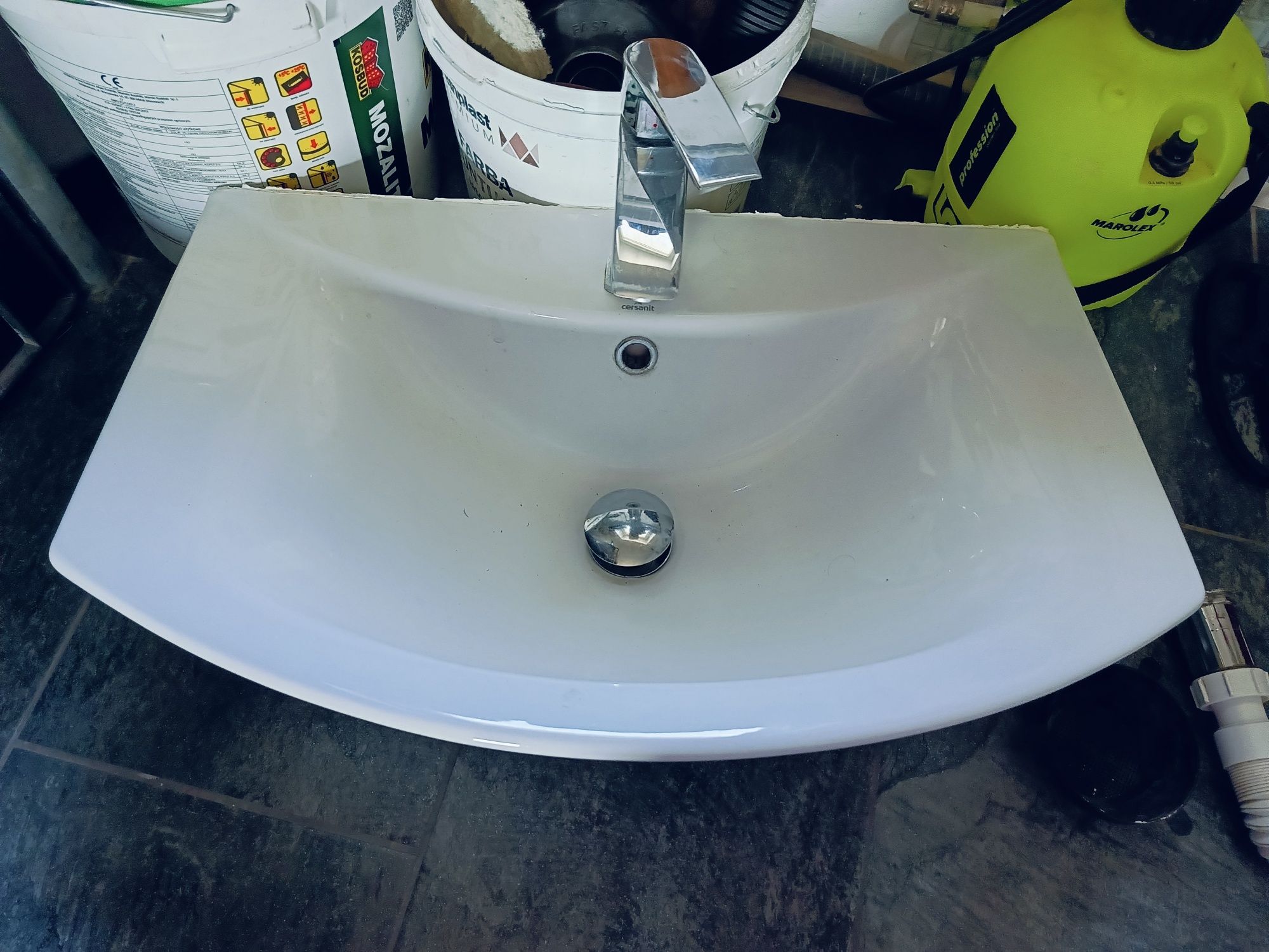 Umywalka łazienkowa Cersanit 64 cm z kranem