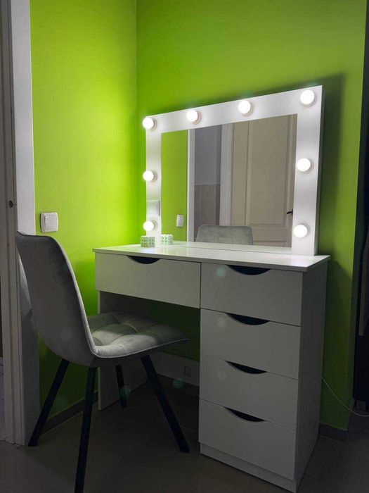 Туалетний столик з підсвіткою косметичний стіл дзеркало для макіяжу