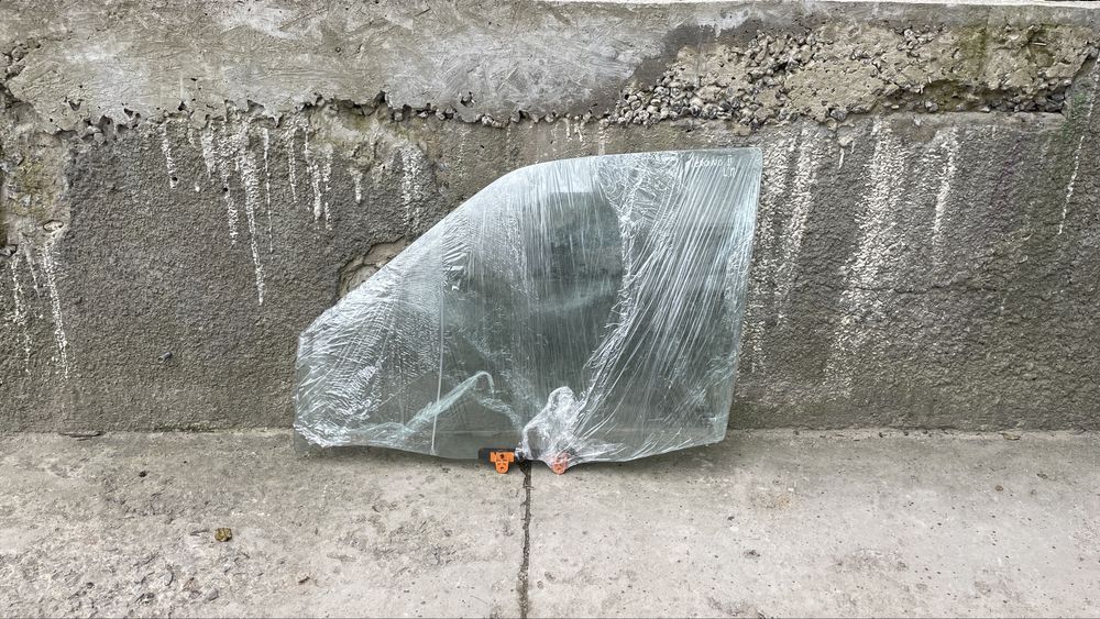 Переднее левое стекло Nissan Terrano II водительское стекло Терано 2