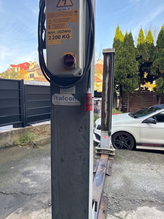 Podnośnik dwukolumnowy śrubowy