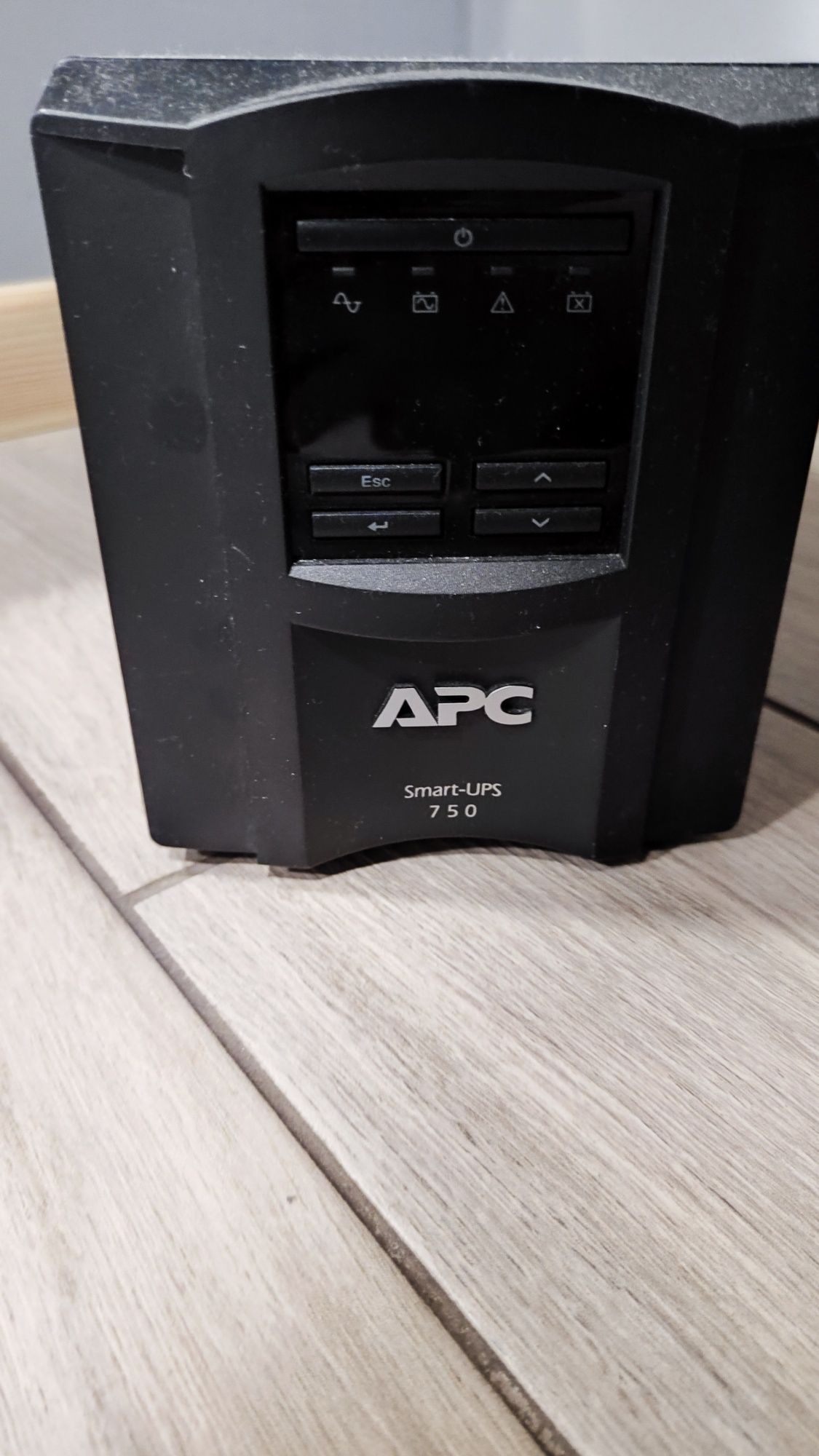 Блок безперебійного живлення Aps Smart-UPS 750 (SMT750I)