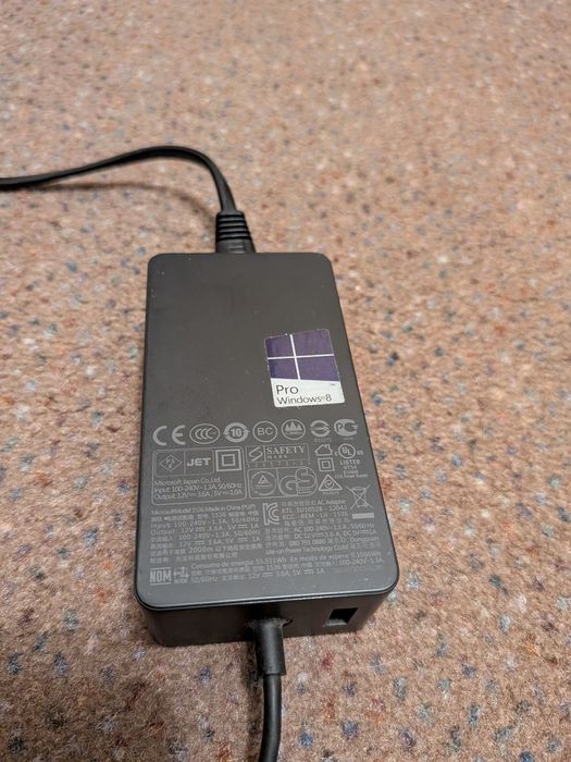 Prezent: Tablet Microsoft Surface 10,6” Intel Core i5 4 GB / 128 GB