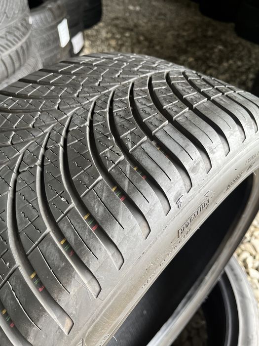 245/40 R19 2 шт. Goodyear Vector 4Seasons