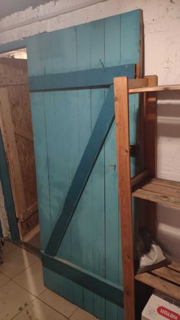 Drzwi drewniane do piwnicy, komórka lokatorska, schowek