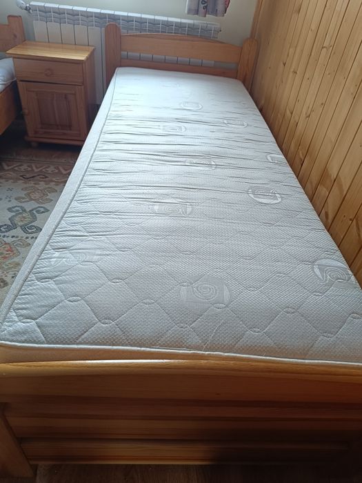 Łóżko drewniane z materacem 80 cm