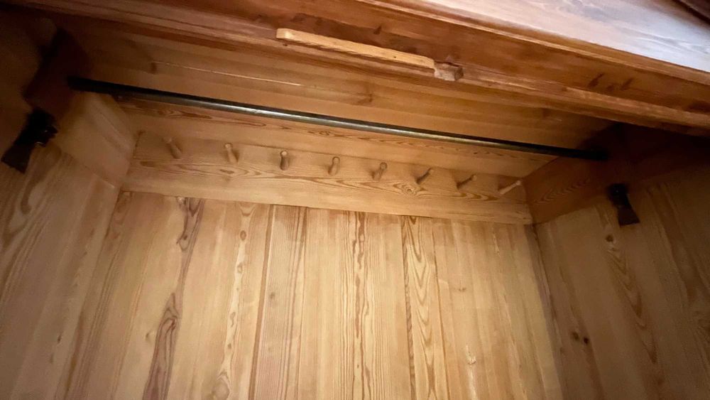 Odnowiona piękna drewniana szafa, eklektyczna