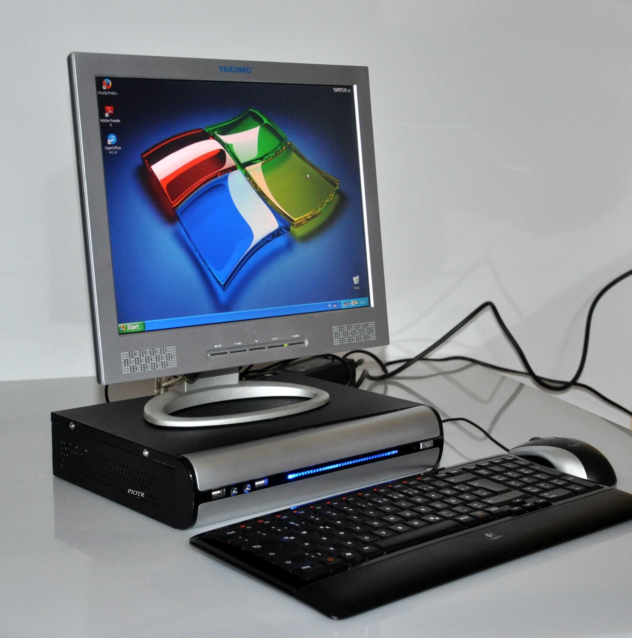 Komputer RETRO z monitorem LCD 14 " .