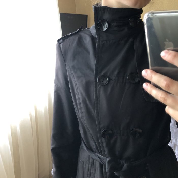 Ідеальний чорний плащ на осінь