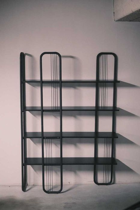 Czarny metalowy regał na książki Skye Decor w stylu industrialnym