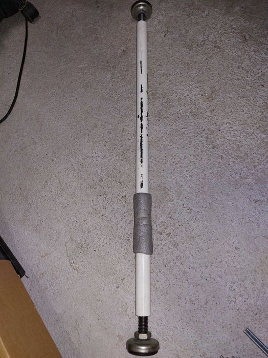 Drążek do podciągania rozporowy z decathlonu 70cm