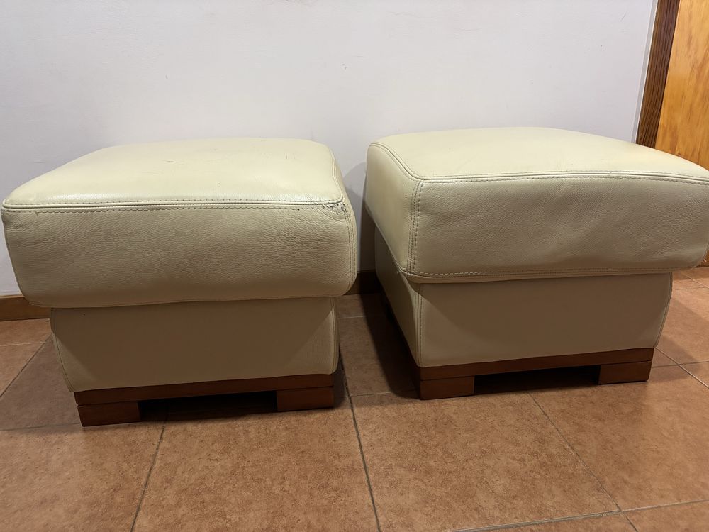 Dois puffs creme.