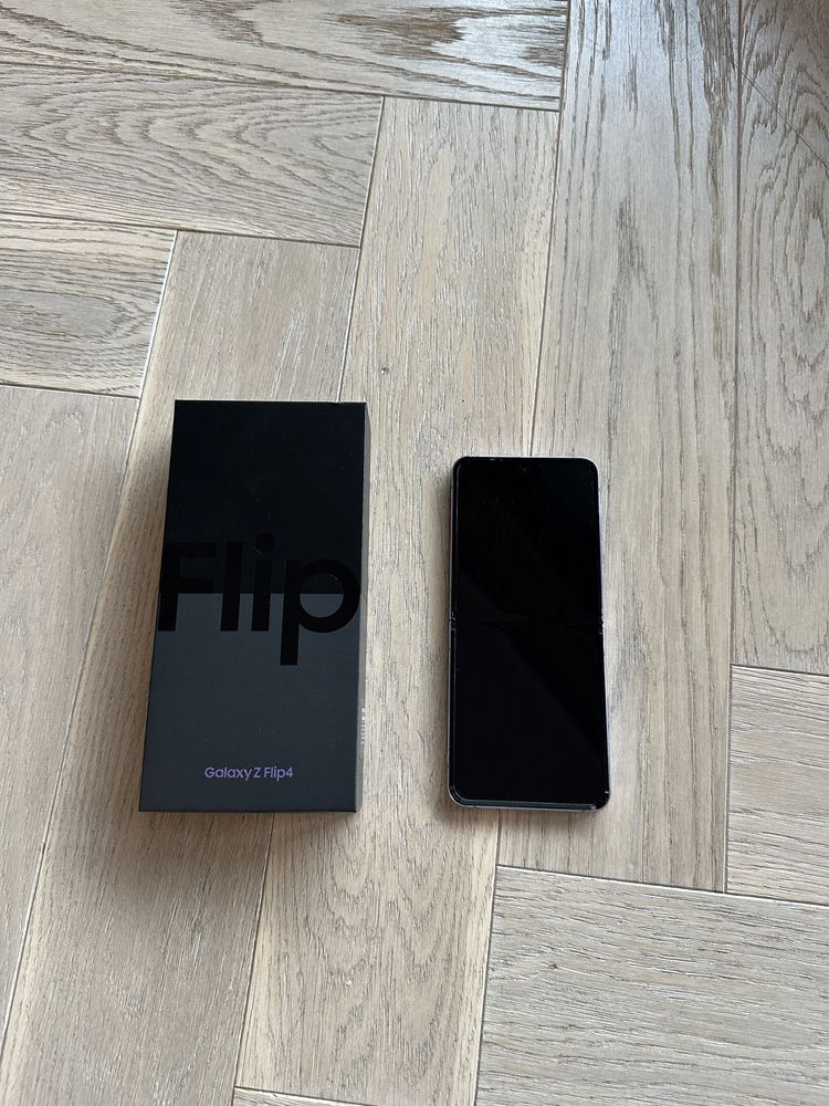 Galaxy z flip4 smartphone