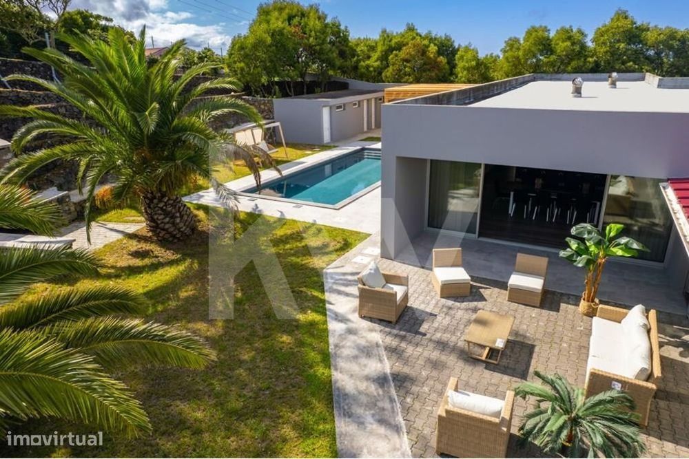 Viva ou Invista! Moradia Térrea de Luxo com 4 Suites e AL de Alta Rent