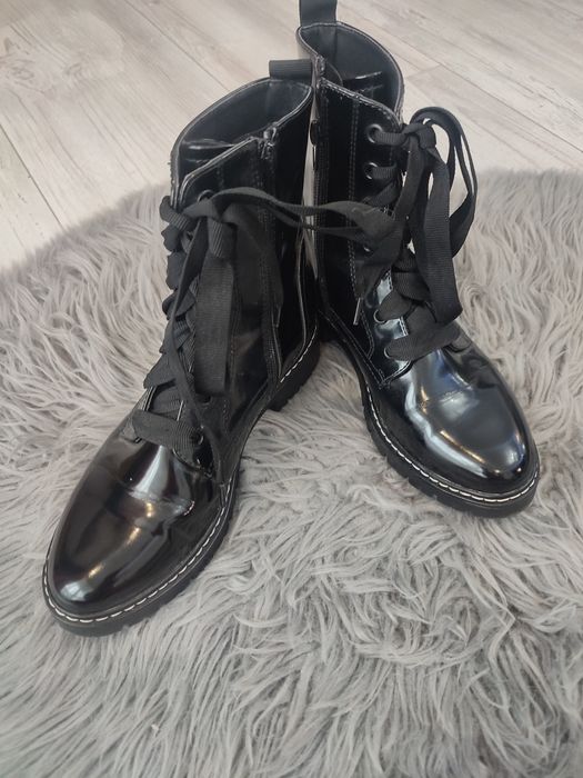 Стильні лакові ботінкі