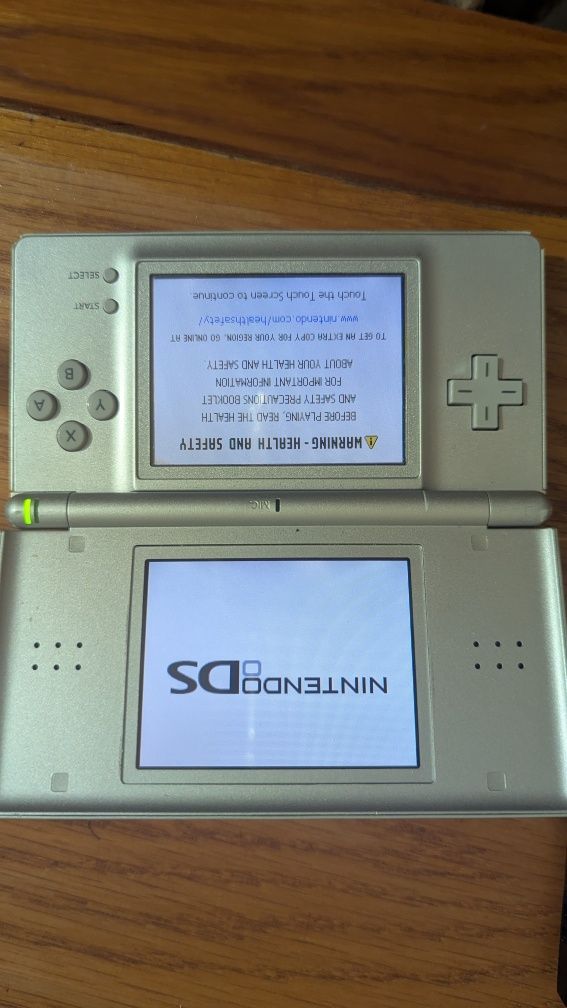 Nintendo DS Lite R4+microsd 16gb + зарядка комплект