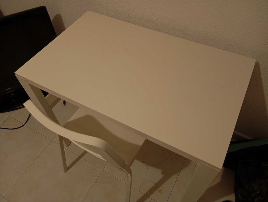 Secretaria e cadeira