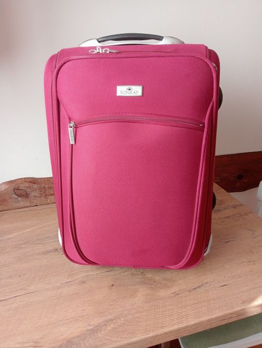 Walizka podróżna na kółkach z wysuwaną rączka uzywana