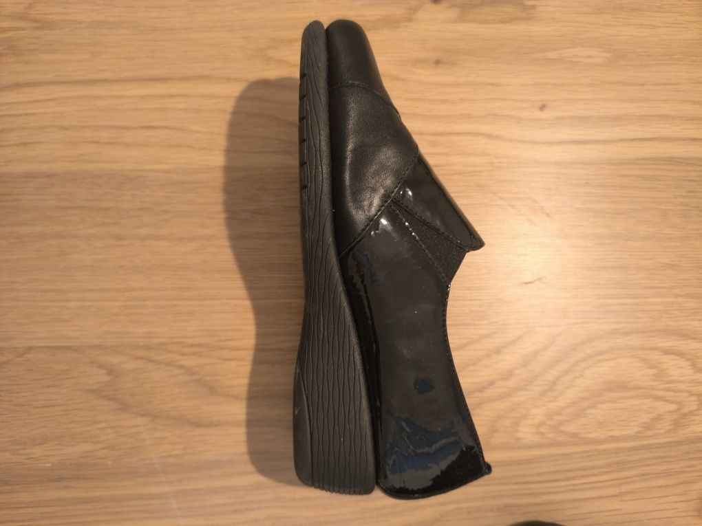 Sapatos pretos confortaveis